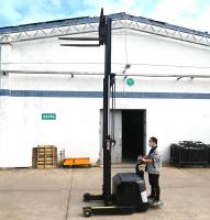 Caminhões de alcanço elétricos de paletes a bateria 5T em funcionamento em pé