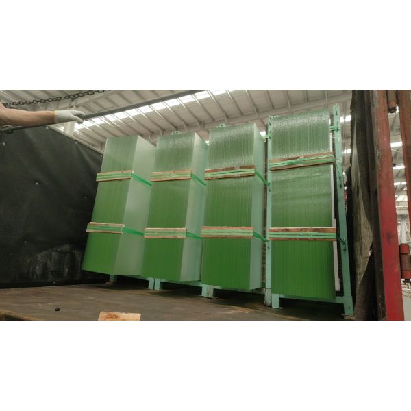 Упрощенная солнечная фотоэлектрическая стеклянная панель с низким антиоксидационным уровнем железа