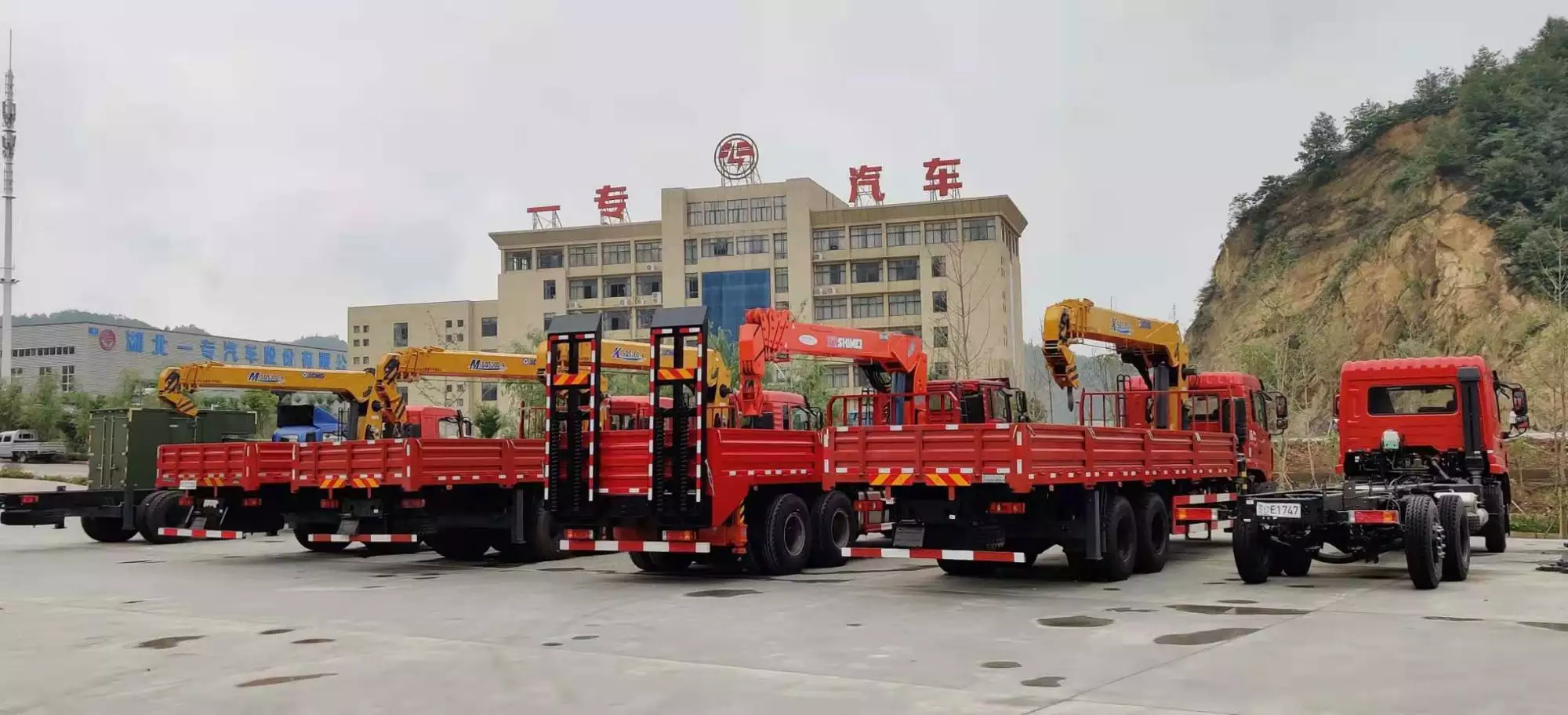 4 X 4 Panzer Truck Off Road Land Pickup SUV Транспортное средство Нормальное сиденье водителя Моторная емкость 4-6L