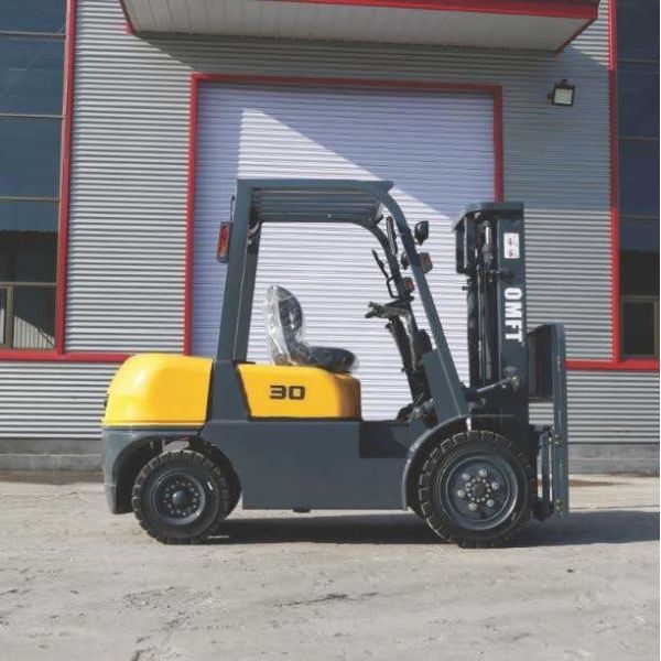 3 Ton Diesel Forklift with Japan C240 S4s Engine and Euro II/III/IV Emission Standard