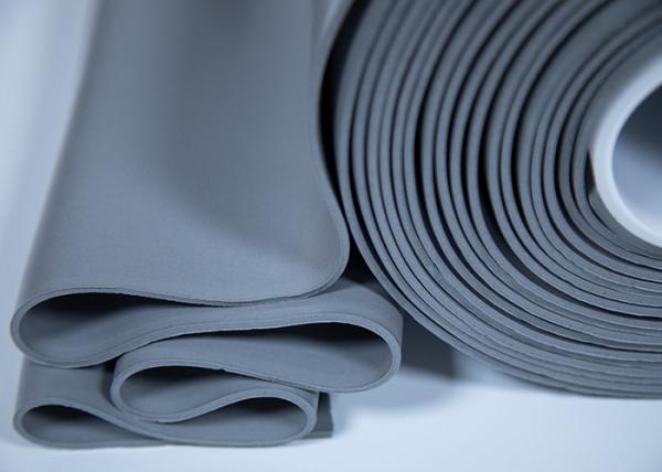 Espuma de silicone automotivo resistente a temperaturas 0,2 - 0,5 g/cm3 Densidade