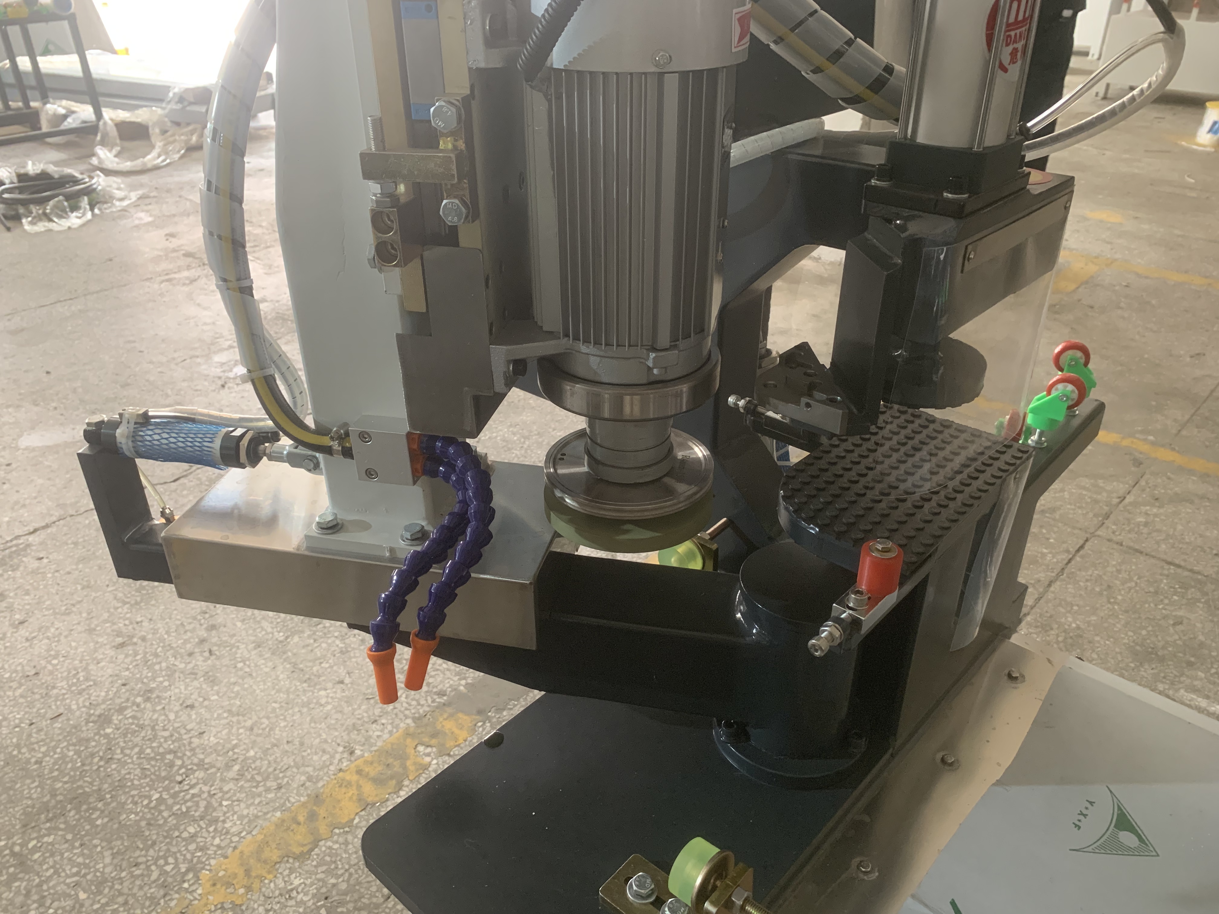 Double-head CNC PLC-controlled Glass Edging Machine For Automatic Glass round edging, Grinding, And Polishing.