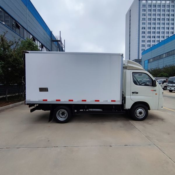 Foton 4*2 Refrigerator Truck Transport Food Meat Fish Refrigerated Trucks for Sale