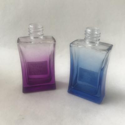 Espray de cristal pintado de las botellas de perfume de la pendiente del color 50ml con el tapón de tuerca
