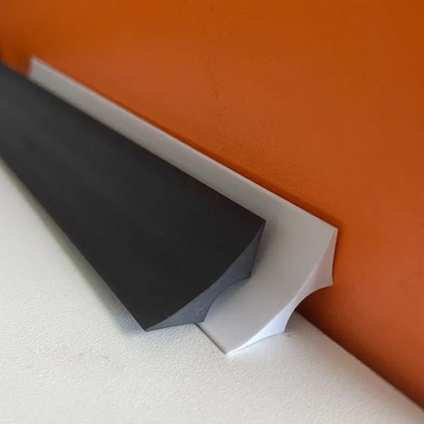 O processo de extrusão cria um bom acabamento visual no filé de vinil flexível para pisos