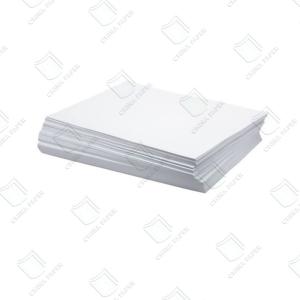 Papel branco revestido de peso leve para impressão antipenetração e alta brilho