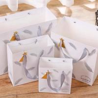 Bolsas de papel impresas de cartón blanco personalizadas para regalos y promociones minoristas
