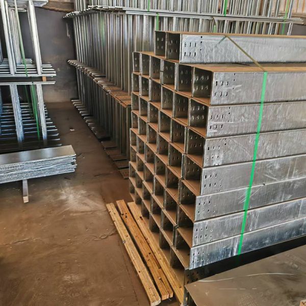 Tableros de cable galvanizado con conectores / abrazaderas flexibles y fuertes de 25 mm a 150 mm de altura