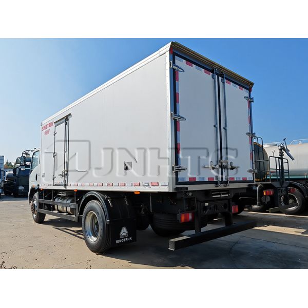 HOWO Camión frigorífico 4x2 Camión de alimentos ligeros Camión frigorífico Fábrica de camiones más reciente