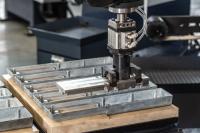 Sabler le robinet en bronze faisant l'OIN de machine