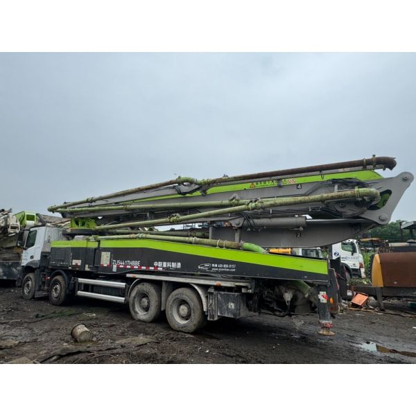 Zoomlion Concrete Pump Truck 56m Vertical Reach Using Mercedes-Benz Chassis for 20 Years