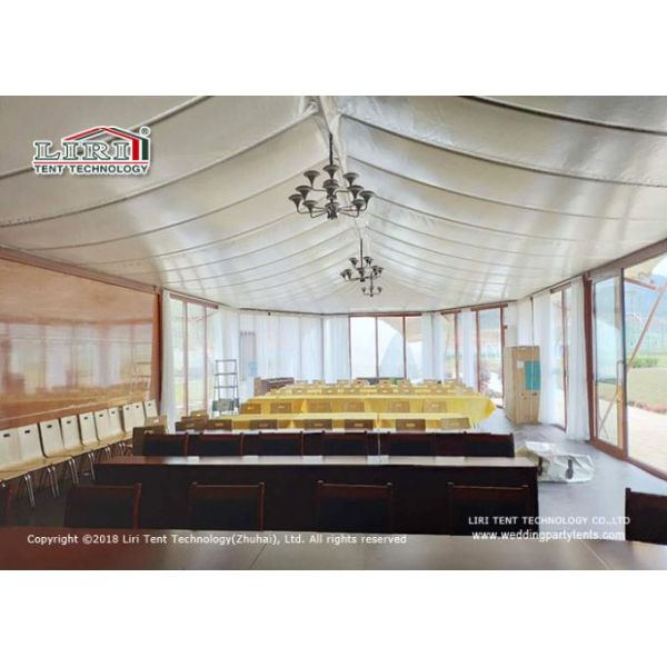 Крыша высокого пика шатров Глампинг на открытом воздухе гостиницы роскошные белые и структура алюминия