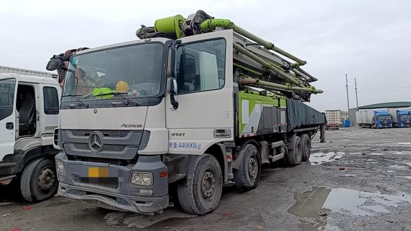 Zoomlion Concrete Pump 56 Meters Mercedes Chassis Best Condition and Original Equipment