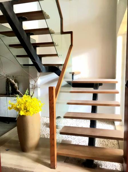 Straight Stringer Staircase VK02S Handrail: wooden Tread: Beech Balustrade: glass Stringer: Carbon Steel
