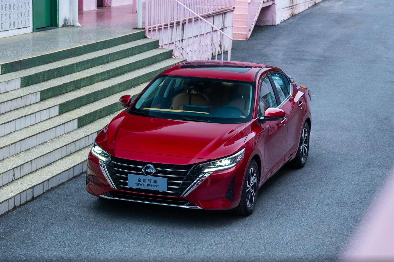 Автоматический седан Nissan Sylphy 1.6L CVT с пробегом 25001-50000 миль в 2024 году