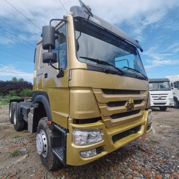Customized Request Carbon Steel Cargo Box HOWO Tractor Truck with 1000L Fuel Tank