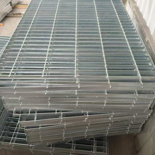 Rejas de acero de alta visibilidad con bordes de seguridad que mejoran la seguridad en el lugar de trabajo