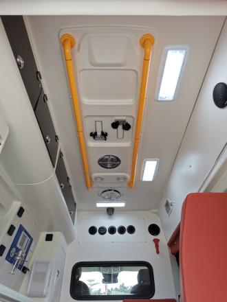 Gasoline Mercedes Benz Ambulance 7 Seat Front Mounted 4×2 Automatic Transmission