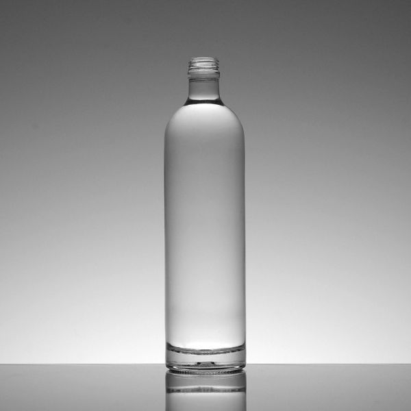 750ml Clear Glass Bottle Vodka with High Flint Glass Material and Cork Sealing Type