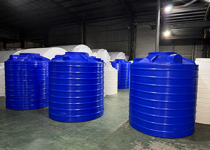 UV Resistant Vertical Round Poly Tanks with Lids for Farm Storage
