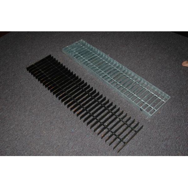 Type différent bandes de roulement d'escalier de grille en métal, bandes de roulement d'escalier discordantes de haute résistance