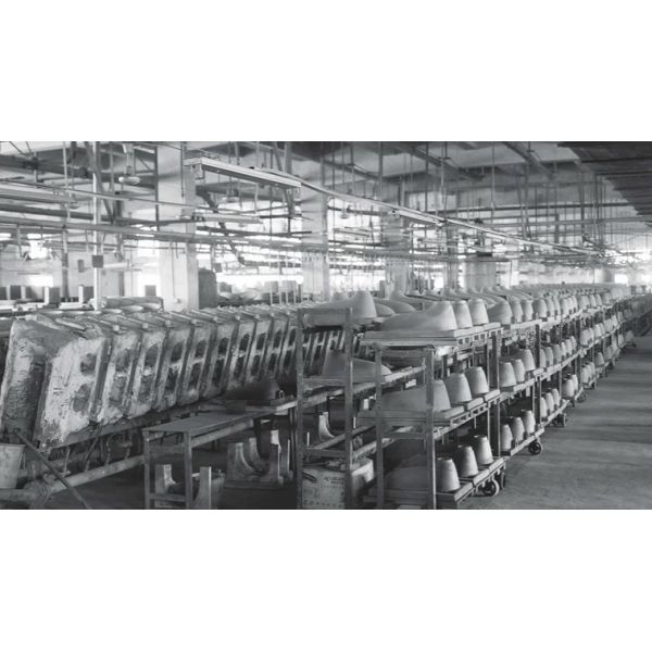 Место конца нежности быстрого выпуска круглого свободного стоящего туалета современное