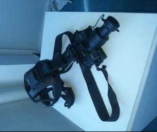 O produto é um único capacete da visão noturna do olho, tamanho pequeno, peso leve, equipado com o uso do capacete.