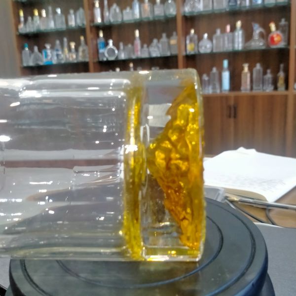 Gradient Yellow 750ml Round Glass Bottle For Whiskey Gin Tequila Lock Cap