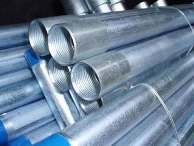 GALVANIZADO EM VOLTA DAS TUBULAÇÕES DE AÇO