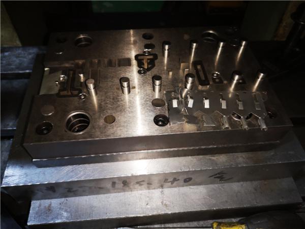Imprensa dos dados de carimbo da chapa metálica para as peças de bronze de cobre do conector de N