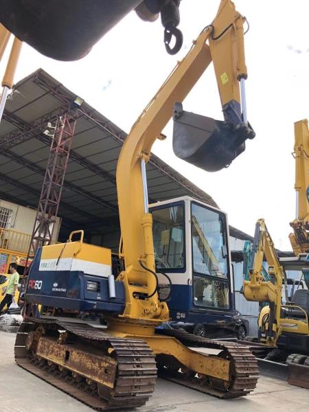 Excavadora Komatsu PC60 com capacidade de balde de 0,37m3 e motor Cummins