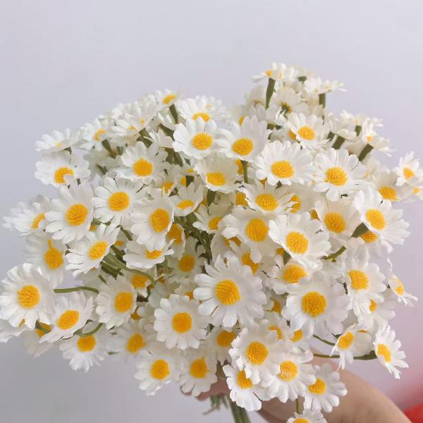 Wholesale from the manufacturer of ins chamomile artificial flower bouquets, small daisies, artificial flowers, living room decoration, table flowers, and decorative bouquets
