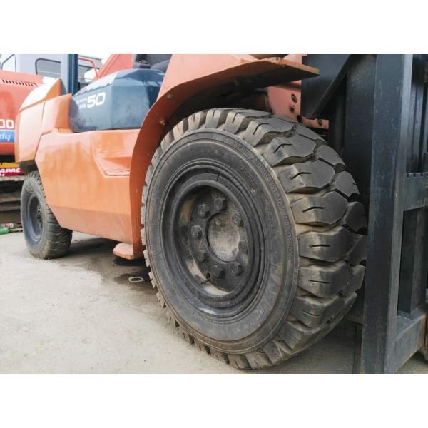 2011 платформа грузоподъемника используемая годом дизельная Тойота ФД50 с высотой 6м поднимаясь