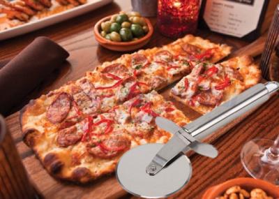 A cozinha de aço inoxidável do costume SS304 utiliza ferramentas o cortador da pizza com o punho de madeira dos PP