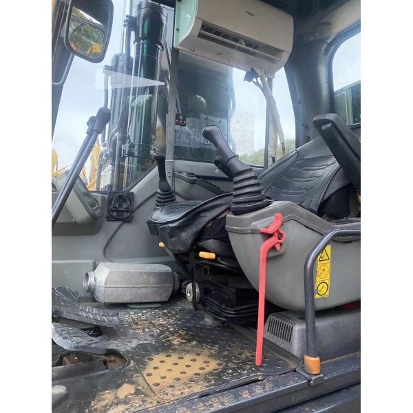 Excavadora de 21 toneladas Volvo EC210BLC en buen estado