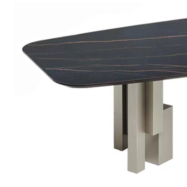 Une table à manger en céramique moderne