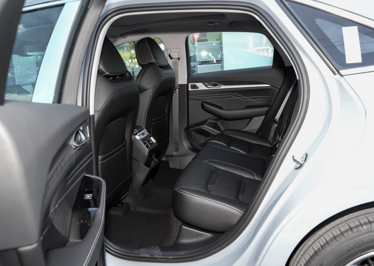Автомобиль Geely салона 4 мест двери 5 предпосылает 2023 2.0TD 190HP L4