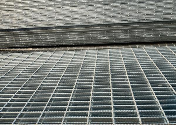 Metal serrilhado 1000*6000 que raspa para a característica da soldadura da plataforma do transporte público