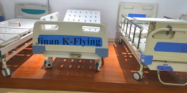 Double Rockers Movable Hospital Bed , Portable Manual Nursing Bed