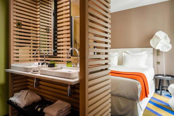 Mauritania hotel furniture from China manufactuer wood bed with nighstand and Upholstered sofa chairs