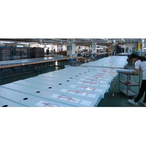 Aluminio impermeable al aire libre todo del camino del jardín en una luz de calle solar del LED