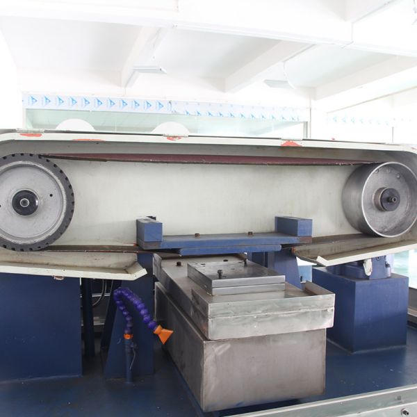 ПЛК Семиавтоматический длинный шлифовальный станок с ходом ремня умирает полировальная машина с металлической панелью