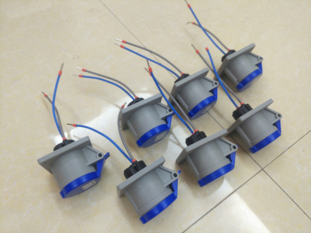 313 гнезда IP44 штепсельной вилки 3P 16A 220V прямых промышленных делают водостойким с голубой крышкой