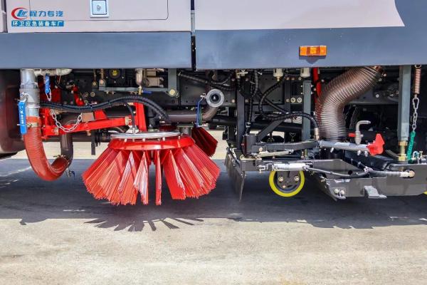 HOWO 8cbm Mobile Street Cleaning Truck , Vacuum Road Sweeper Vehicle