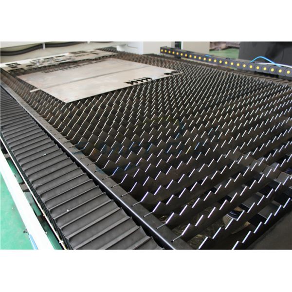 Таблица обменом автомата для резки 2000×6000мм лазера волокна водяного охлаждения