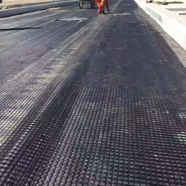 Bitumen Coated Fiberglass Geogrid Pavement Crack Resistance Reinforcement Mesh