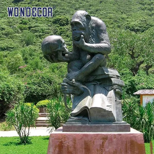 Бросая бронзовая обезьяна коробки побрякушки ученого шимпанзе держа каркасную статую