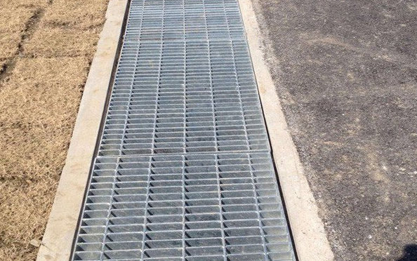 Коррозионностойкий гальванизированный сток пола металла скрежещет решетку буерака