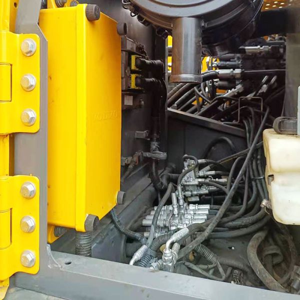 EC210 Used Volvo Excavators 123kw Rated Power 300L Large Fuel Tank