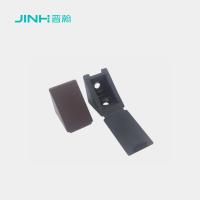 ​JH-17005 Équerre d'angle en plastique à rabat : Matériau PE haute résistance, taille 10x10mm, fixation invisible pour armoires et garde-robes​